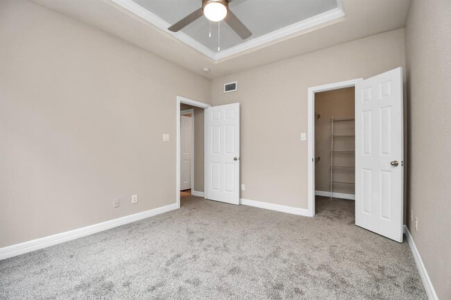 Building Photo - 3225 Woodland Park Dr