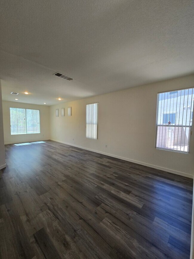 Building Photo - A Fabulous 3 Bedroom Home in Seven Hills