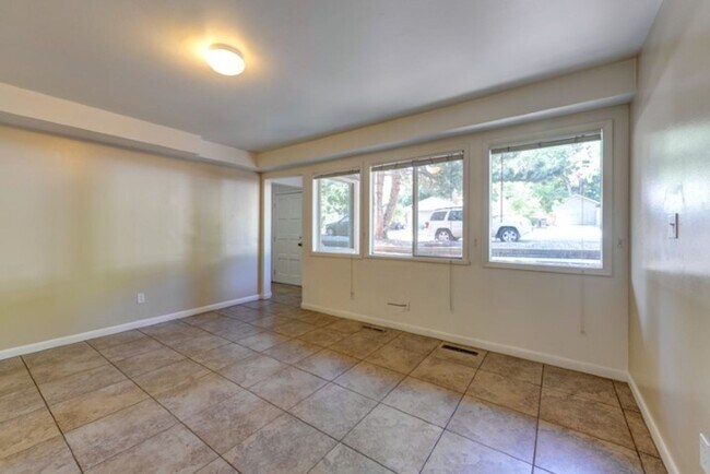 Building Photo - 1000 11th St