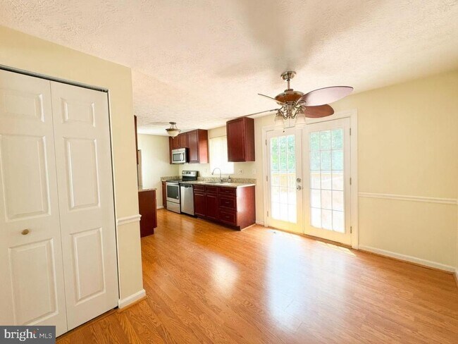 Building Photo - 8112 Parkdale Ct
