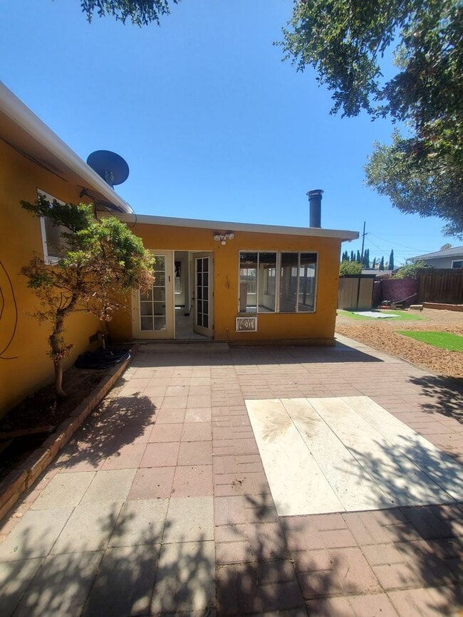 Building Photo - Single story 3/2 w/ large "extra" room & l...