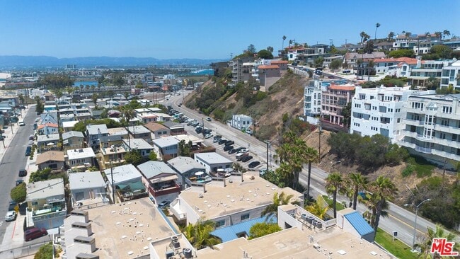Building Photo - 7301 Vista Del Mar