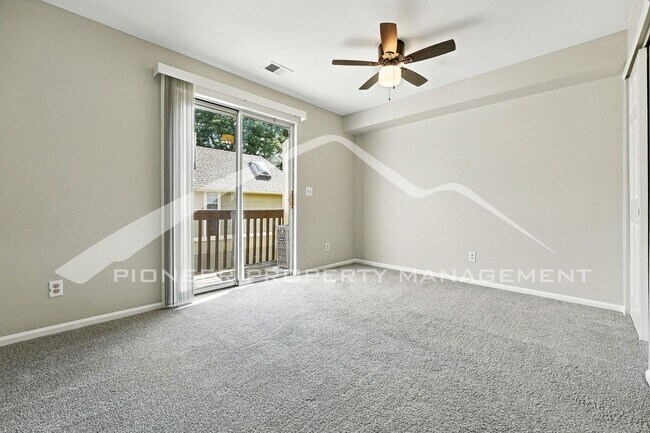 Building Photo - Spacious Condo with Washer/Dryer and Centr...