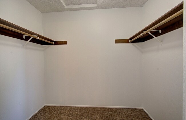 Building Photo - WELL MAINTAINED 2 BR, 2 BA TOWNHOME BY VAN MALL AREA!