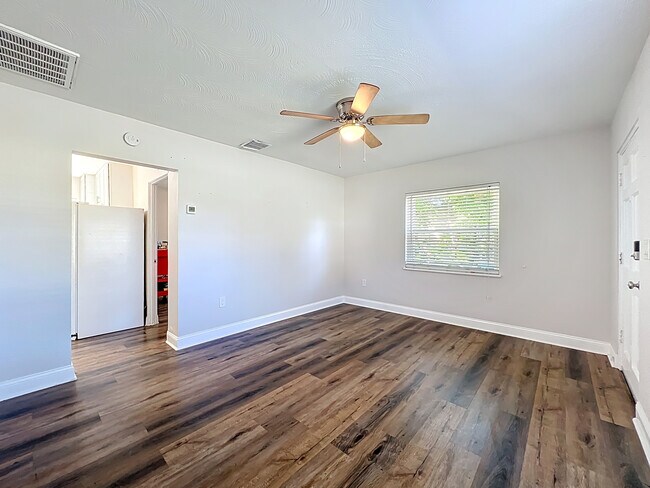 Building Photo - 742 E Church Ave