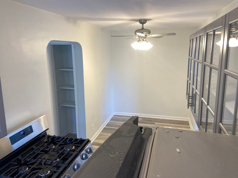 Building Photo - 530 Hadley Ave