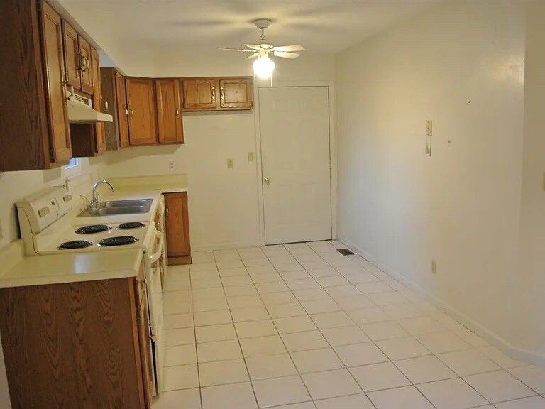 Building Photo - 905 Crestview Ln