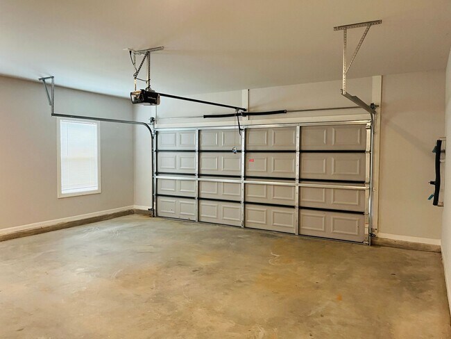 Building Photo - ***MOVE IN SPECIAL*** Wow! Perfect 4 bedro...