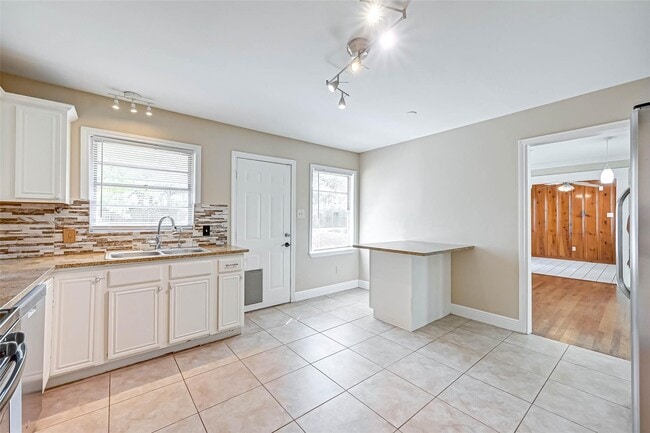Building Photo - 9349 Rosstown Way