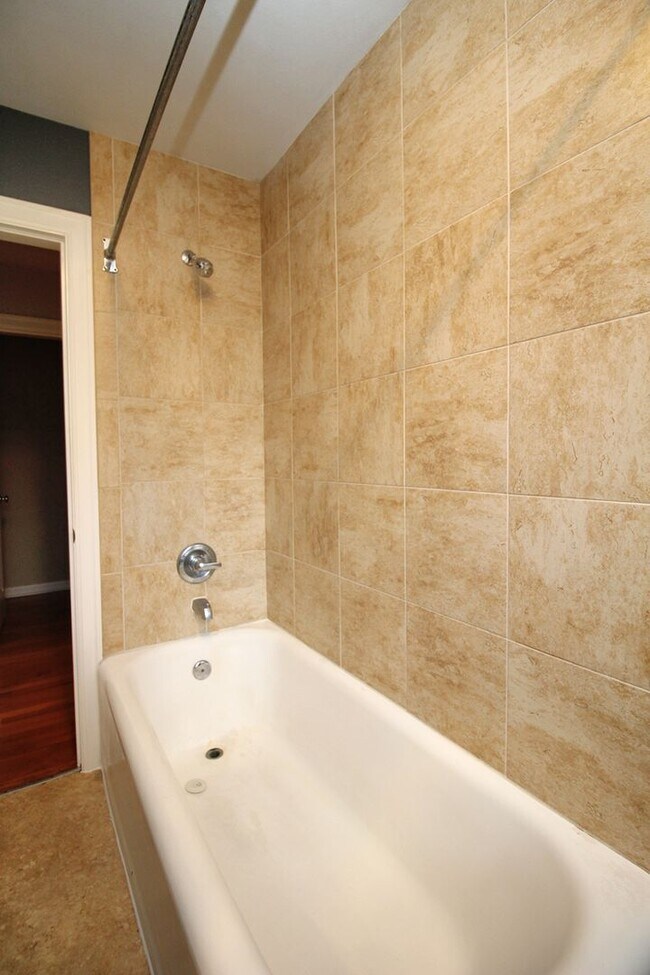 Building Photo - Upper Level Chasselton 1 Bedroom Condo in ...