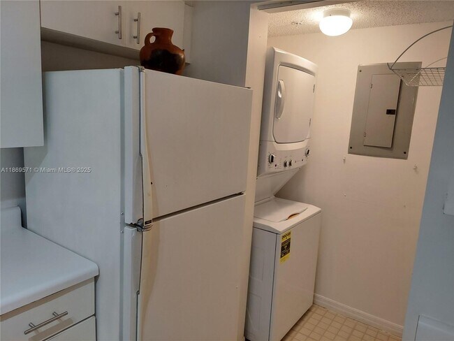 Building Photo - 2640 S University Dr