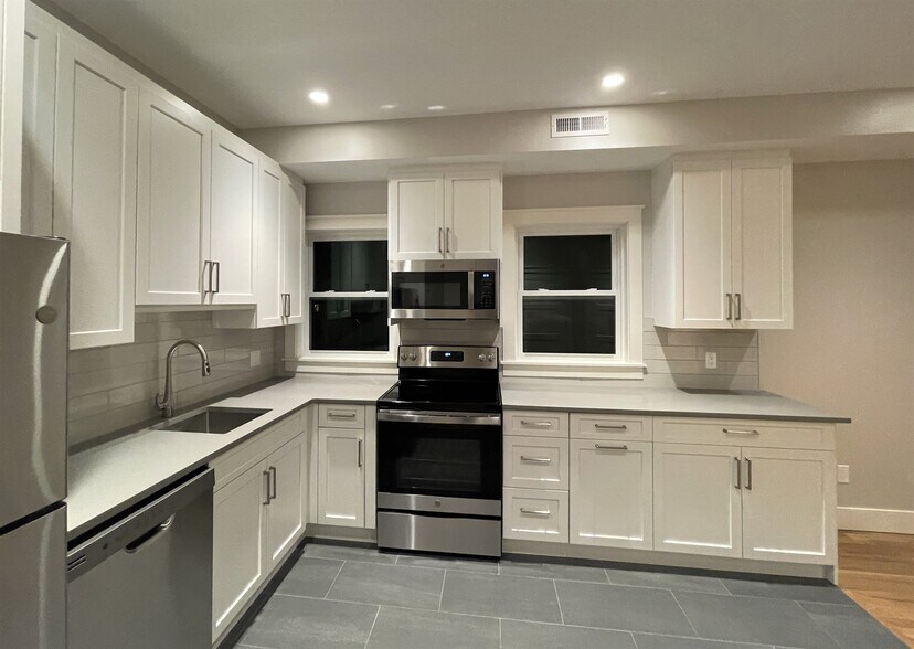 Building Photo - 70 Spring St