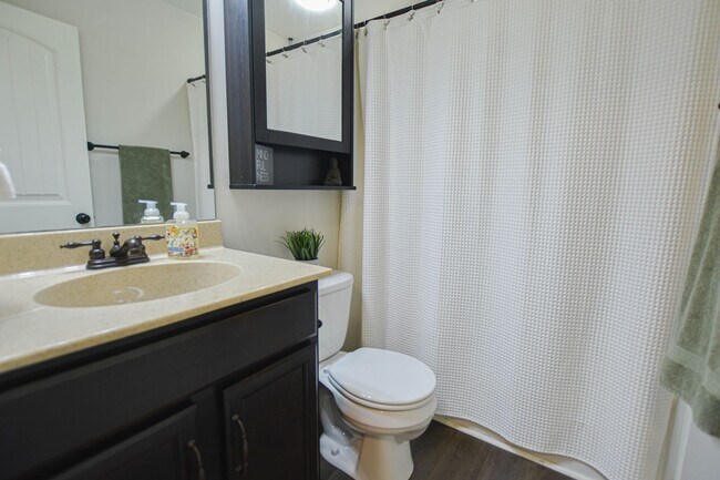 Building Photo - Pet Friendly Three Bedroom with Bonus!