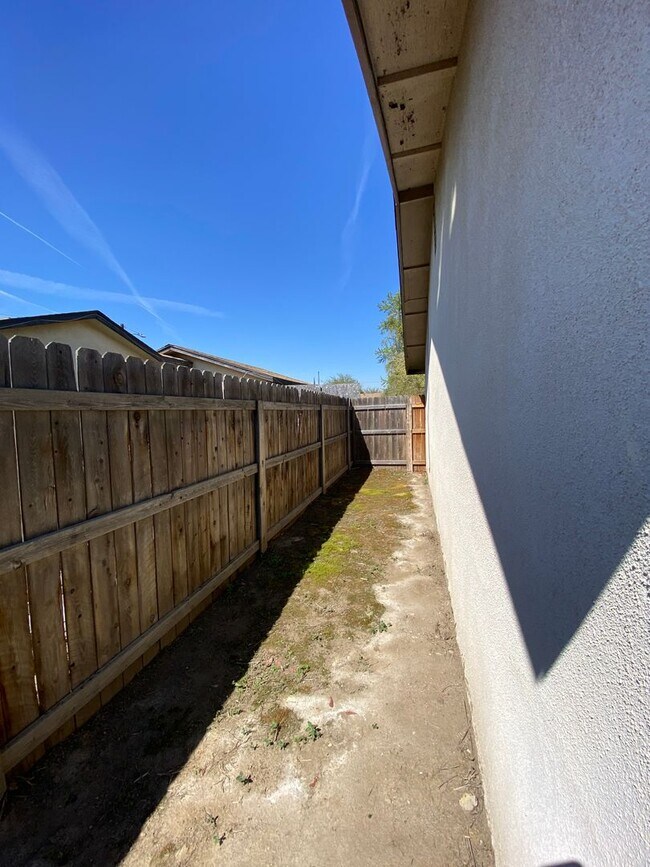 Building Photo - Tulare Home for Rent coming soon!