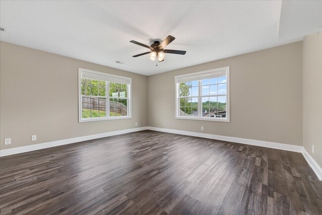 Building Photo - Pet Friendly Three Bedroom!