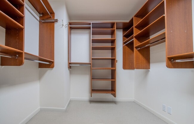 Building Photo - Portland Heights Home w/High-End Finishes! Double Range Viking Stove, Granite, Wood Floors, Sun R...
