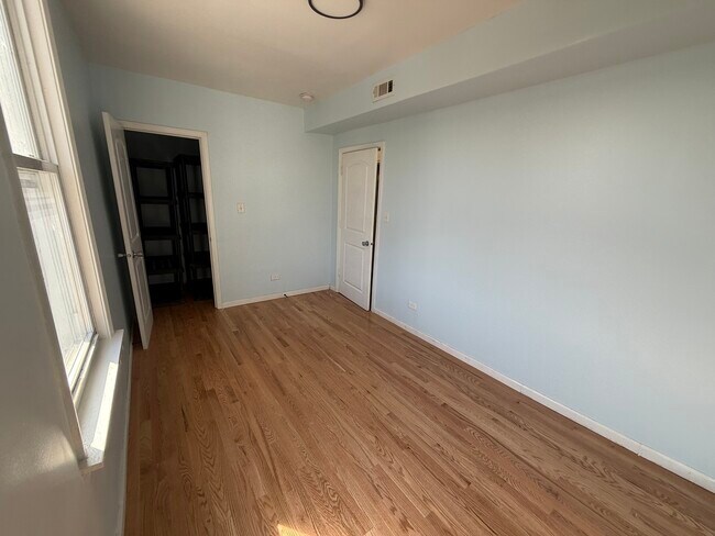 Building Photo - 411 N Hamlin Ave