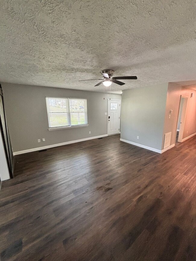 Building Photo - Spacious 3BR Rancher Near Washington Pike – Quiet Setting, Minutes to Downtown!