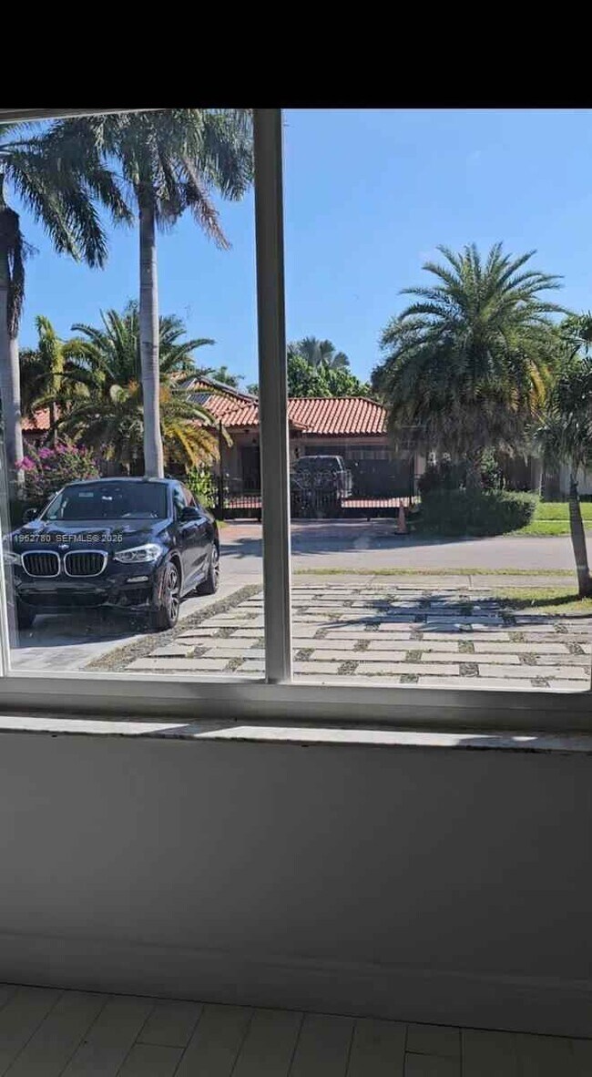 Building Photo - Southwest 93rd Avenue, Palmetto Bay, FL 33157 - 4 BR 2 BA single-family home