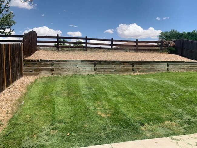 Building Photo - Nice 3 bed 2 bath with loft and 2 car atta...