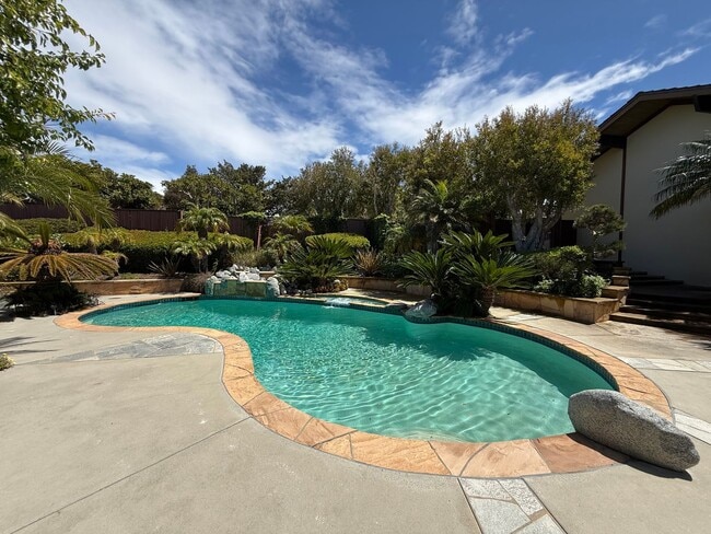 Building Photo - Newly Renovated 4 Bedroom Residence in La Jolla
