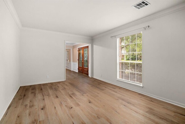 Building Photo - 527 Briar Knoll Dr