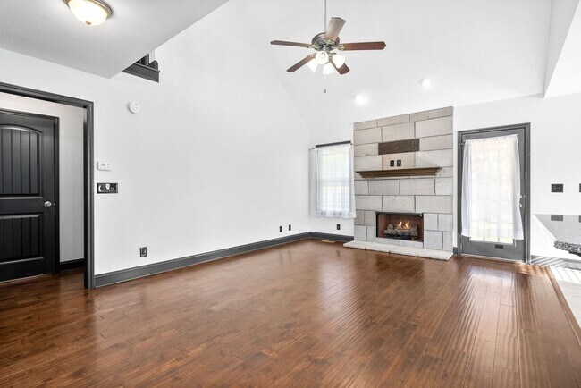 Building Photo - Pet Friendly Three Bedroom with Bonus in R...