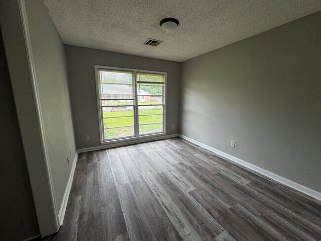 Building Photo - 406 Garden Homes Cir