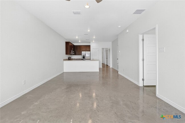 Building Photo - 620 Pacific Crest Trl