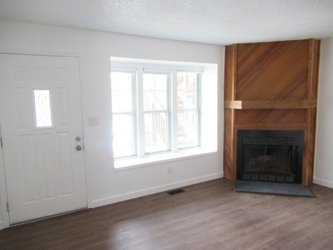 Building Photo - Adorable 1 bedroom with W/D