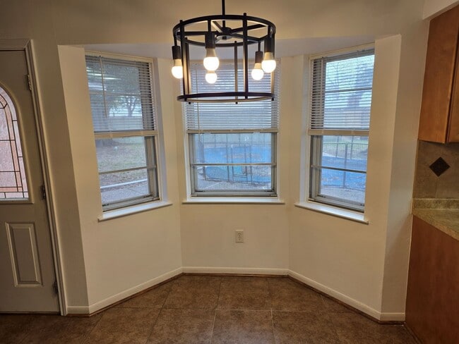 Building Photo - 2121 Redwood St