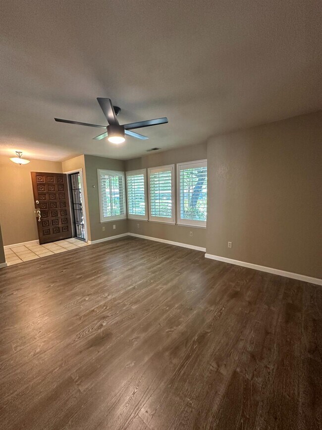 Building Photo - 5072 N Forkner Ave