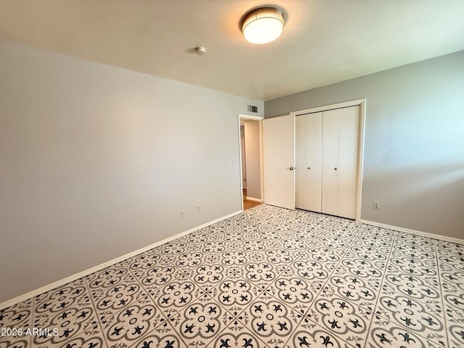 Building Photo - 1122 S McClintock Dr