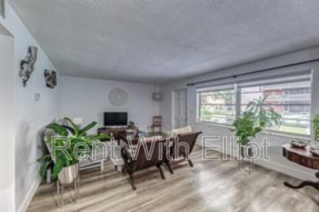 Building Photo - 200 NE 12th Ave