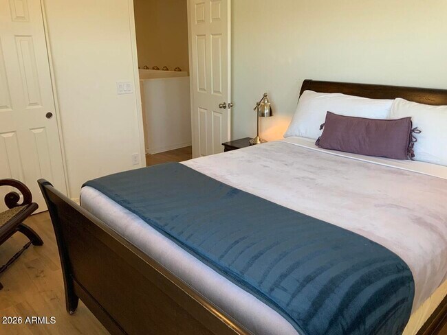 Building Photo - 2114 E Aire Libre Ave