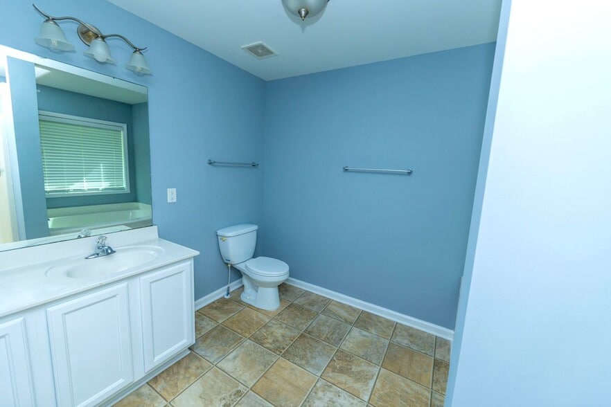 Building Photo - 5815 Weddington Dr