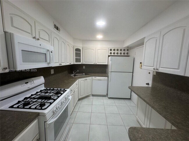 Building Photo - 2030 S Ocean Dr