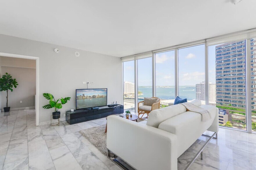 Building Photo - 485 Brickell Ave