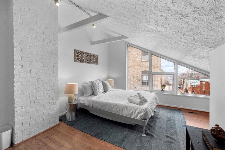 Building Photo - 964 Pavilion St