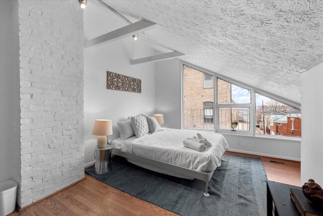 Building Photo - 964 Pavilion St