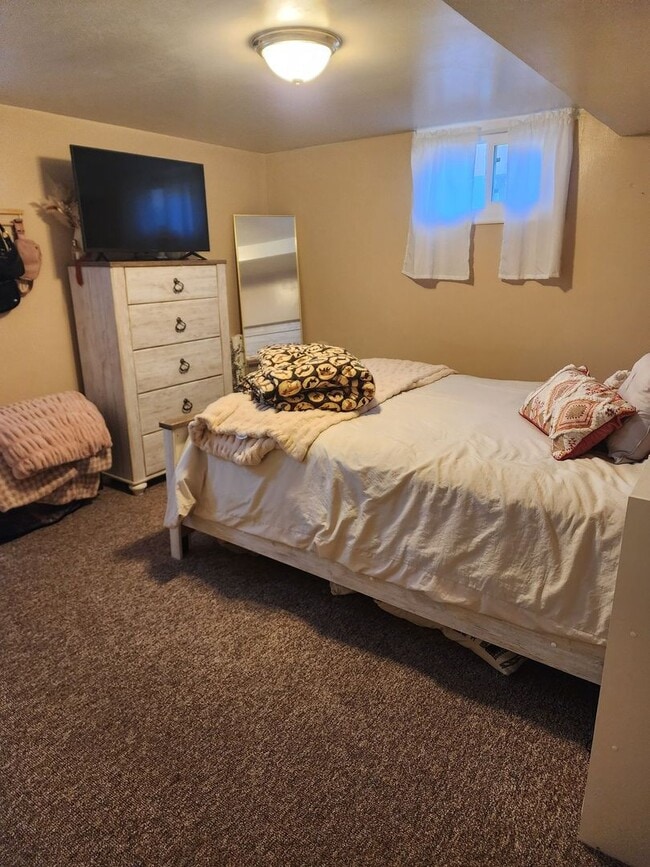 Building Photo - Charming basement apartment