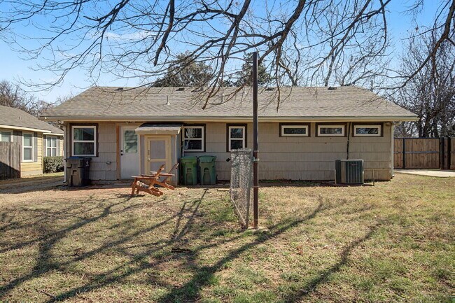 Building Photo - "Charming 1951 3-bedroom, 2-bath Classic with Modern Kitchen Updates & Spacious Backyard!"