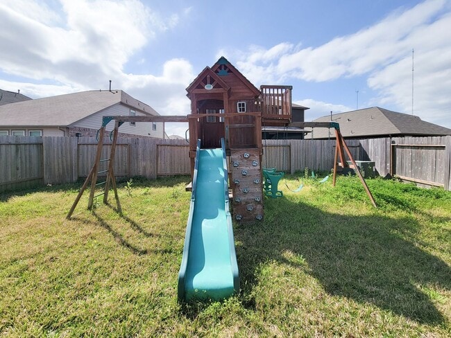 Building Photo - Live comfortably in this stunning Lake Rid...