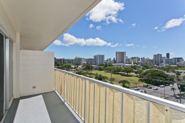 Building Photo - AVAILABLE NOW !!!!  Conveniently Located O...