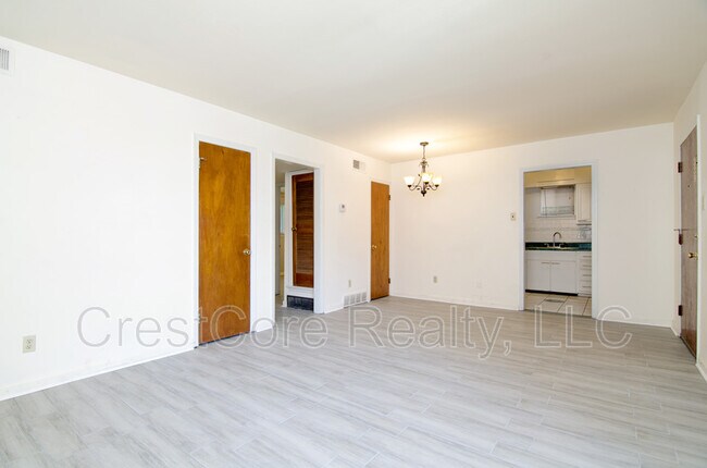 Building Photo - 21 Diana St