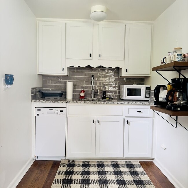 Building Photo - 104 Stratford Ct