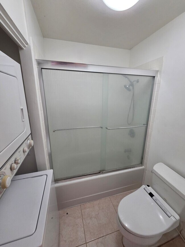 Building Photo - Wilder At Piikoi Spacious 1 Bedroom, 1 Bath & 1 Parking Stall.