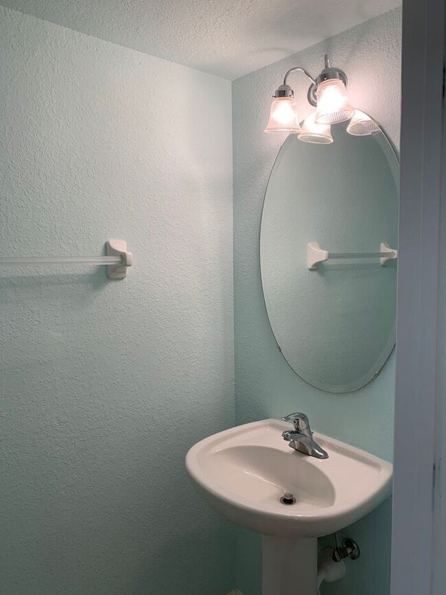Building Photo - Luxury Townhome for Rent in Gated Dunwoody...
