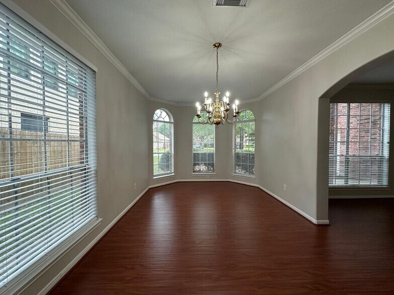 Building Photo - 9210 Memorial Grove Dr