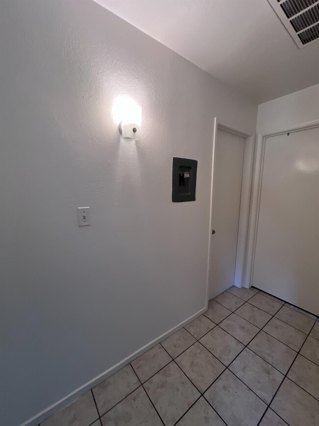 Building Photo - 461 Minnewawa Ave